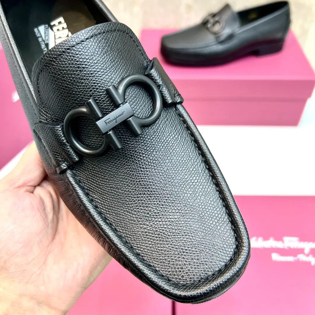 Original quality P780 Brand: Ferragamo Standard size: Men's size 39–44 (38.45 can be customized) Grade: Same style as the official website High-quality men's shoes Material: Customized first-layer calfskin with water-dyed cowhide lining Cowhide tiptoe Original non-slip and wear-resistant rubber outsole Style category: Men's formal business leather shoes are young and fashionable European and American trends British style Casual matching and comfortable feet Color: actual picture